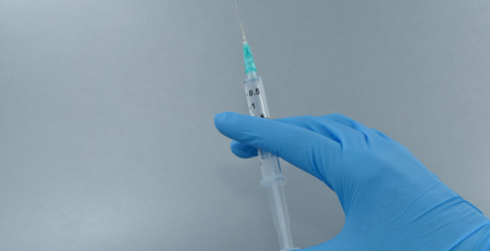 Vacina pneumocócica conjugada 15-valente aprovada para a prevenção da doença invasiva pneumocócica em bebés e crianças