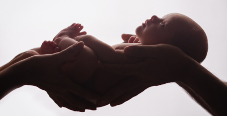 OMS recomenda o contacto “imediato” entre bebés prematuros e cuidadores