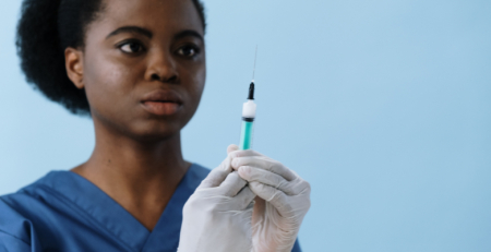 COVID-19: DGS pede atenção a sintomas de miocardite em crianças após vacinação