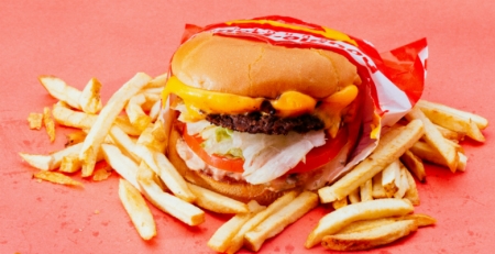 Crianças que vivem em bairros desfavorecidos e perto de fast-food têm maior probabilidade de serem obesas