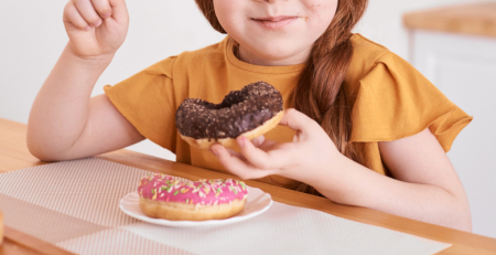 Estudo indica que dieta gordurosa na infância pode afetar microbioma intestinal no futuro