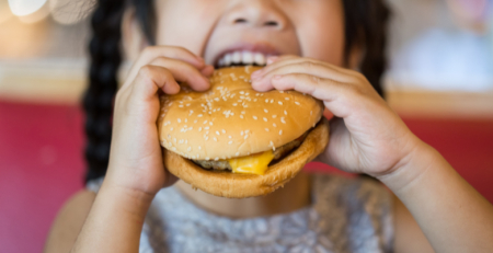 Estudo indica que a maioria dos alimentos feitos para crianças não cumpre perfil nutricional saudável